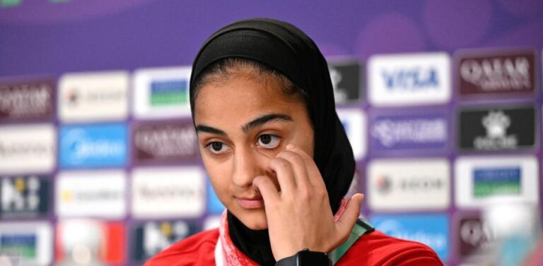 (VIDEO) La tristeza de una futbolista iraní en rueda de prensa: “Espero que mi país esté muy vivo”