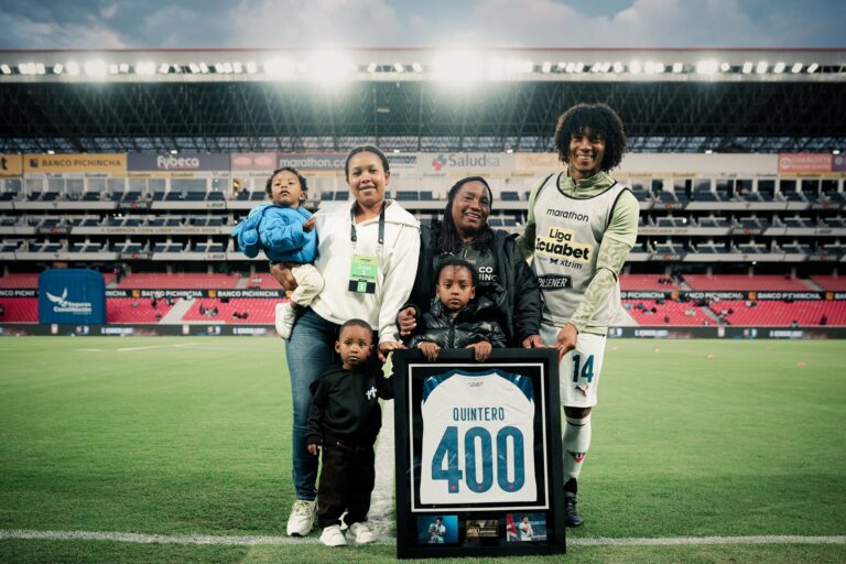 LDU homenajeó al ‘Choclo’ Quintero por llegar a los 400 partidos