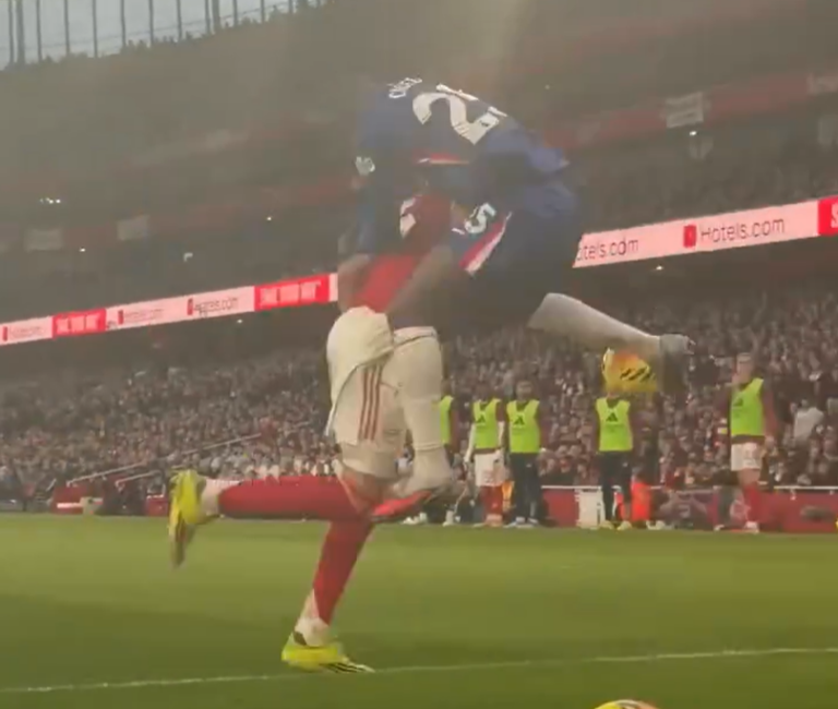 Nuevo video expone fuerte cruce entre Hincapié y Caicedo en el Arsenal vs Chelsea
