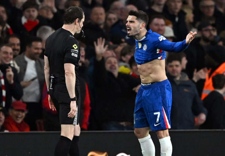 La FA acusa a Pedro Neto tras su expulsión ante Arsenal