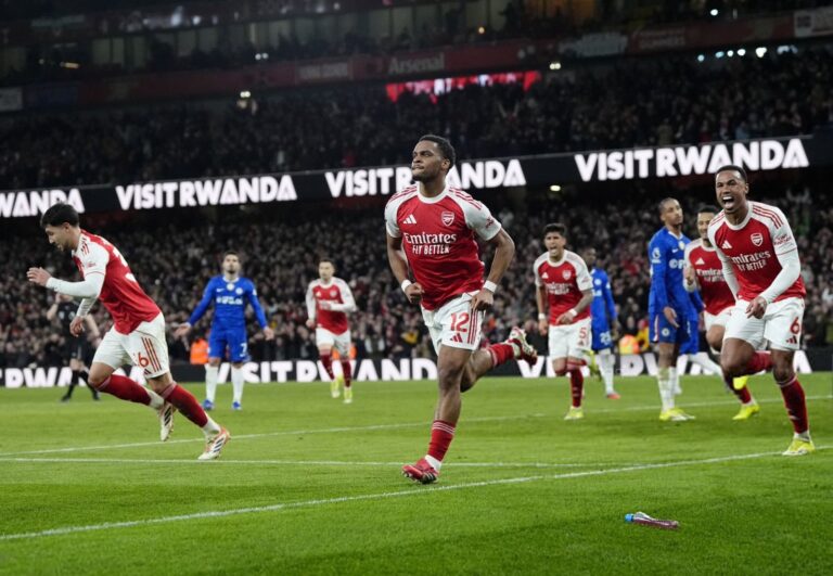 (VIDEO) DUELO TRICOLOR: Piero Hincapié le ganó el Derby de Londres a Moisés Caicedo