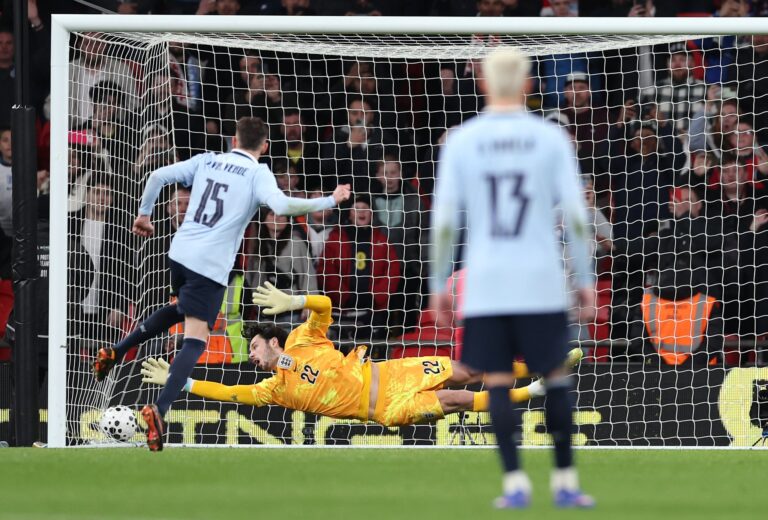 (VIDEO) EL ‘PAJARITO’ AL RESCATE: Uruguay empató de manera agónica ante Inglaterra