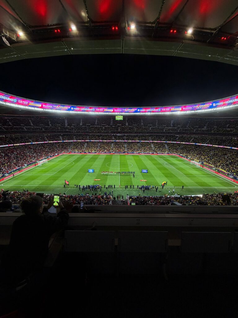 (VIDEO) EMOTIVO: Hinchas cantaron ‘Nuestro Juramento’ en el entretiempo del Ecuador vs Marruecos