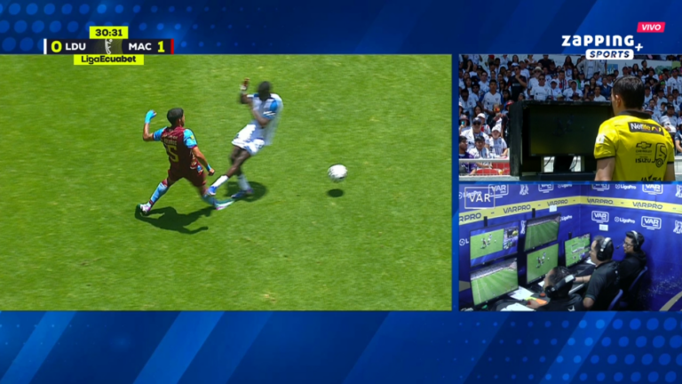 FUERTE ENTRADA: Josué Caicedo, expulsado en LDU tras revisión en el VAR