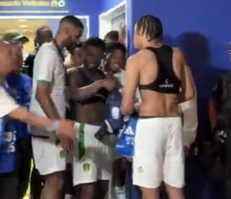 (VIDEO) Los jugadores de Mauritania se pelearon por las camisetas de la Selección Argentina