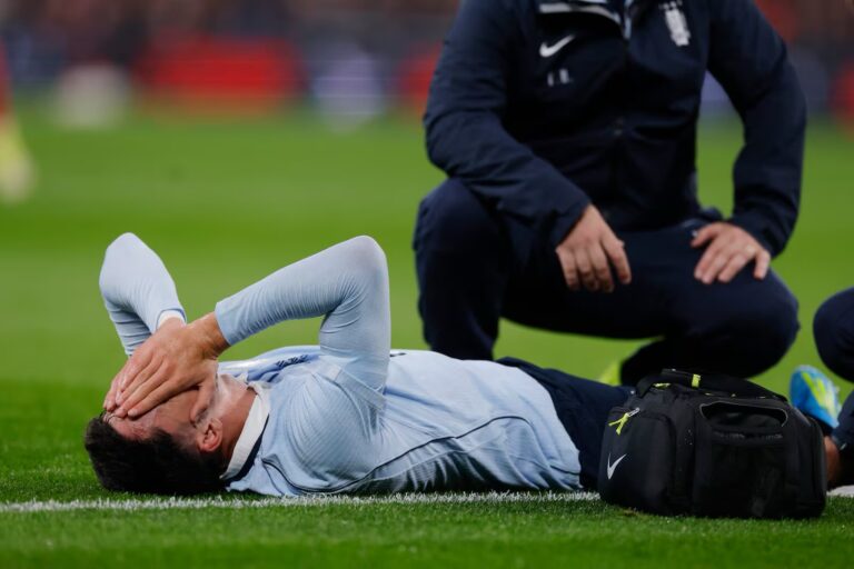 (VIDEO) Preocupación en la Celeste: Piquerez se lesionó el tobillo y salió en camilla ante Inglaterra