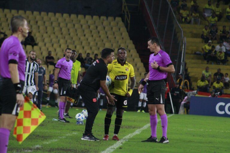 César Farías revela lo que le dijo a Wilmar Roldán tras su expulsión: “Que vaya a mirar el VAR”