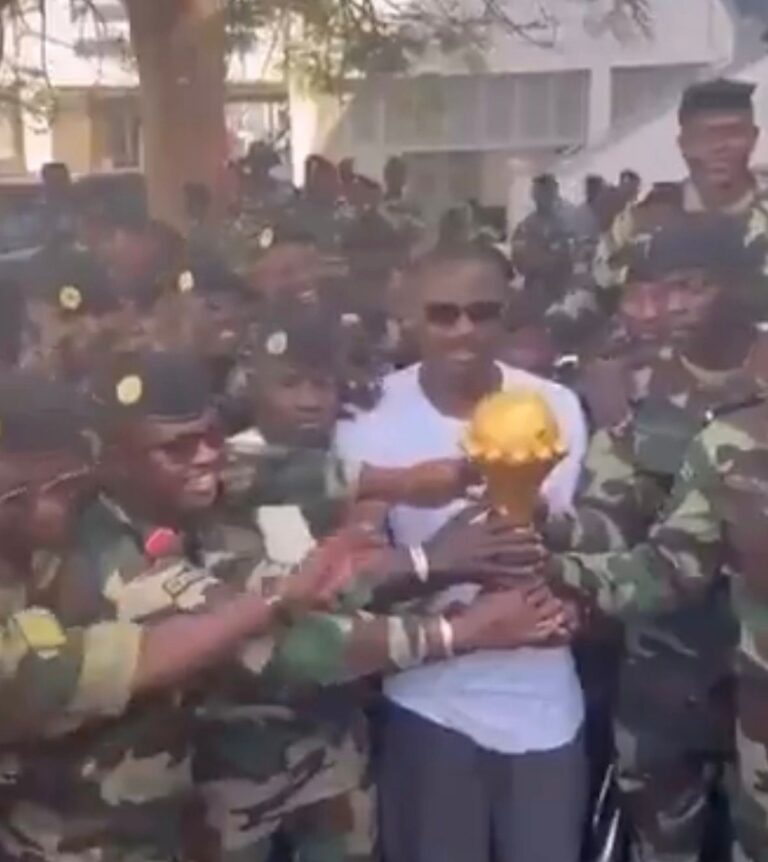 (VIDEO) Senegal no lo suelta: el trofeo de la AFCON queda bajo custodia militar