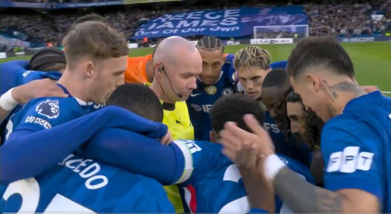 (VIDEO) DEMASIADO CURIOSO: El juez central se quedó en medio de la charla motivacional del Chelsea