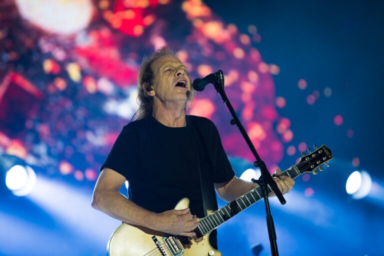 Preocupación por Stevie Young: Guitarrista de AC/DC fue hospitalizado en Argentina