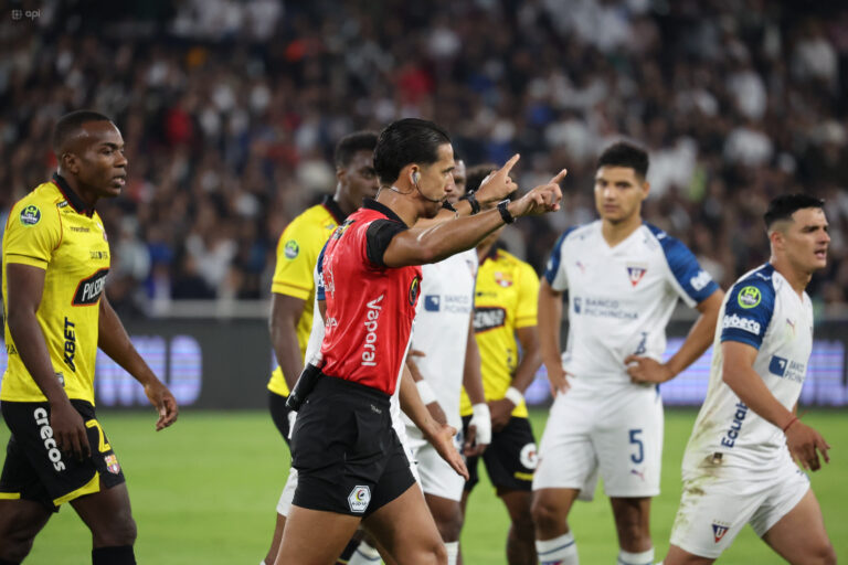 (VIDEO) Revelaron los audios del VAR en el cruce entre Deyverson y Vallecilla en el LDU vs BSC