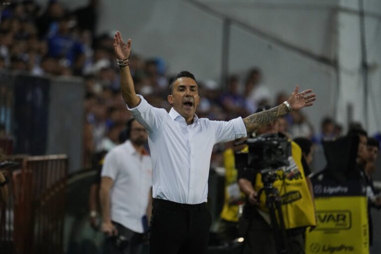 TIENE RESPALDO: Vicente Sánchez sigue como entrenador de Emelec