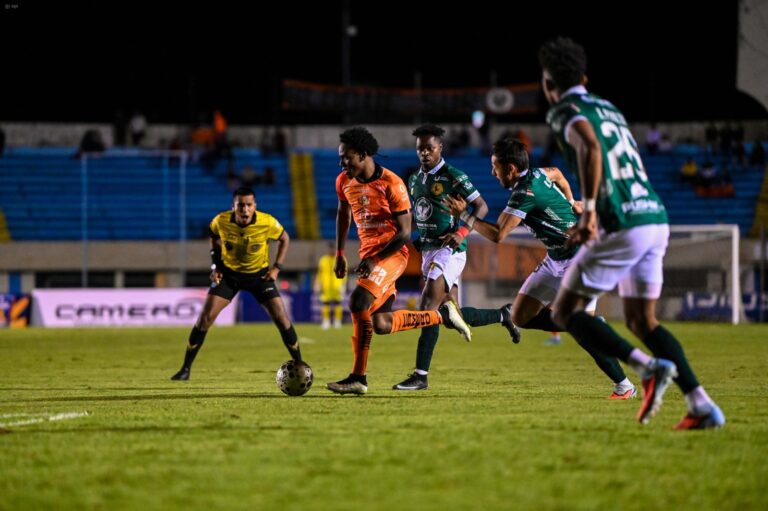(VIDEO) NOCHE DE GOLES: Libertad FC y Mushuc Runa igualaron en Loja