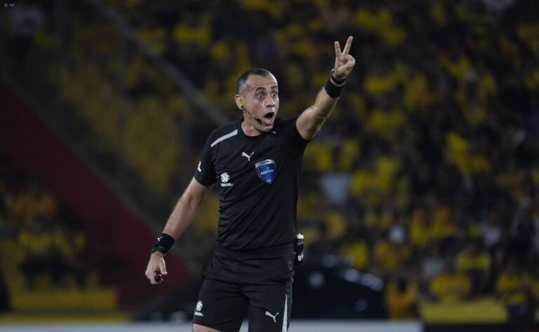 Reportan lanzamiento de objetos con impacto contra el árbitro central, tras el BSC vs Cruzeiro