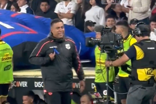 (VIDEO) César Farías explicó el lazo azul con el que salió ante LDU y dedicó el triunfo a su sobrino autista