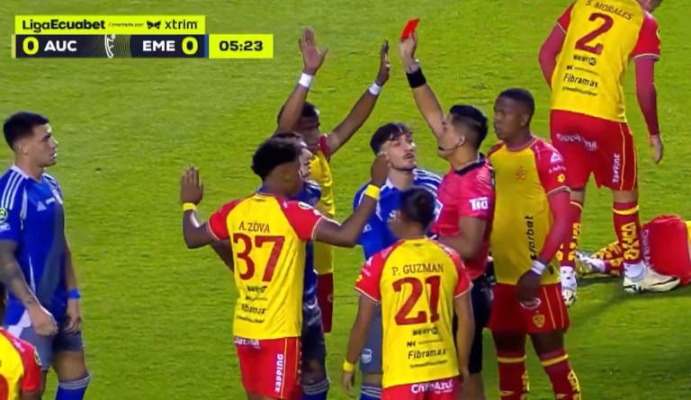 (VIDEO) Napoli fue expulsado a los 6 minutos y dejó a Emelec con 10 jugadores