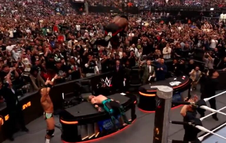 (VIDEO) El “SIUUU” retumbó en WrestleMania: Speed homenajeó a Cristiano y se lanzó con una plancha brutal