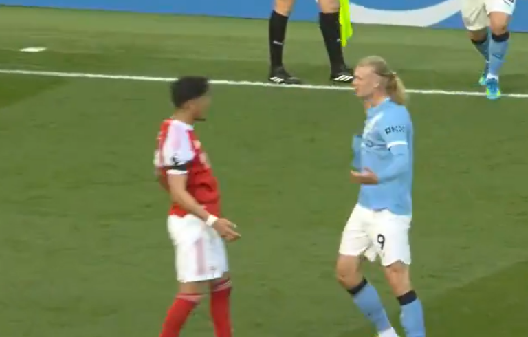 (VIDEO) Empujón de Piero Hincapié a Haaland cuando le rompieron su camiseta