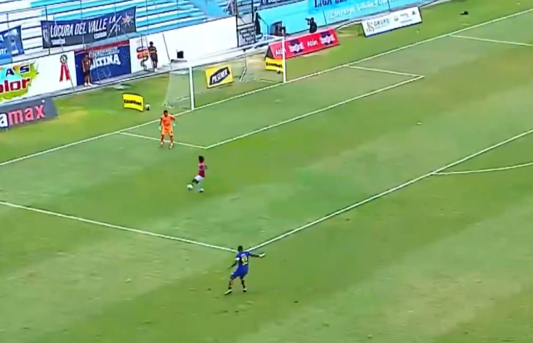 (VIDEO) El blooper del arquero del Delfín para el gol de IDV