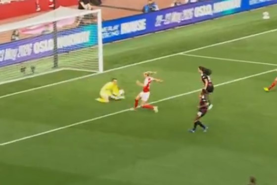 (VIDEO) El terrible blooper de una arquera en las semifinales de Champions Femenina