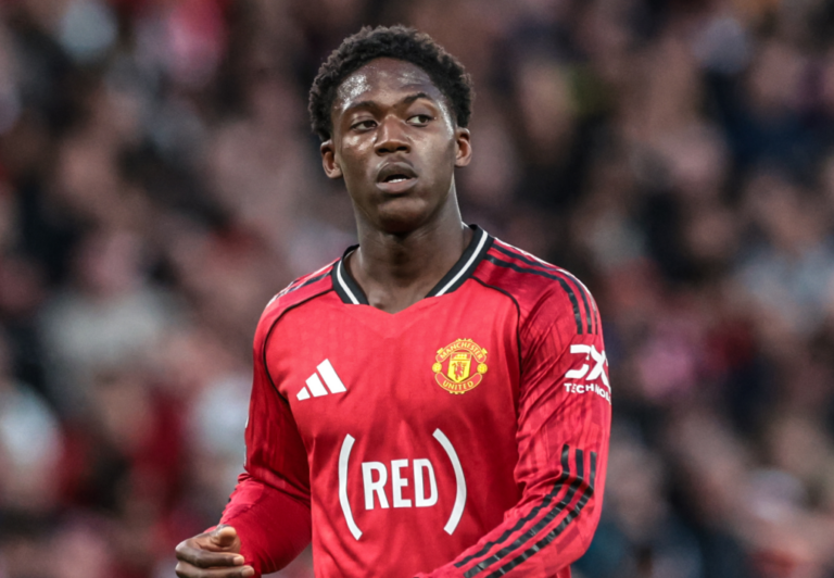 Kobbie Mainoo renueva con el Manchester United hasta 2031