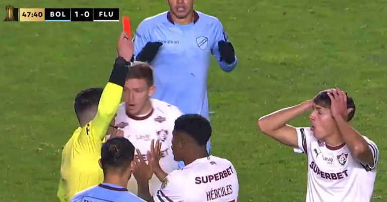 (VIDEO) Insólito en Libertadores: Canobbio zafó de la roja y Bernal terminó expulsado por aplaudir al árbitro