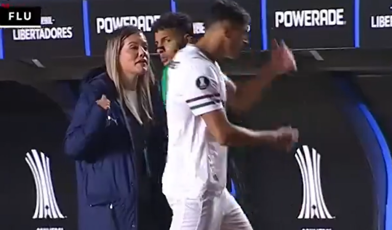 (VIDEO) Libertadores: Jugador discutió con una asistente de Conmebol tras ser expulsado