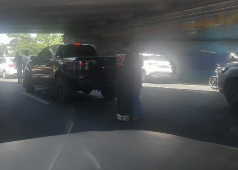(VIDEO) Dos policías asesinados tras ataque a camioneta en la Vía a la Costa