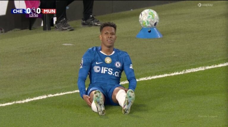 (VIDEO) Preocupación en Chelsea y Brasil: Estêvão es sustituido temprano ante el Manchester United