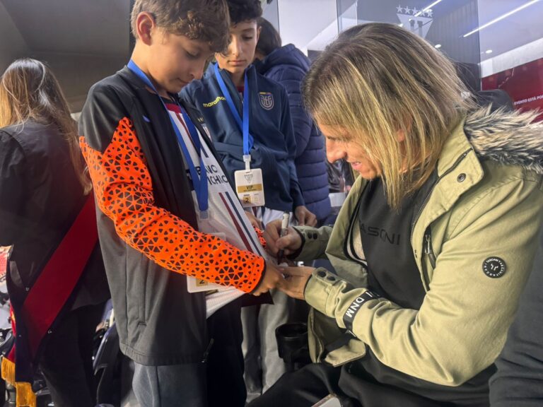 Beccacece estuvo presente en el Rodrigo Paz Delgado observando a LDU en la Libertadores