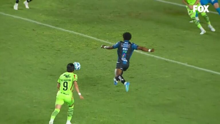 (VIDEO) LE ROMPIÓ EL ARCO: GOLAZO de Jhojan Julio con el Querétaro
