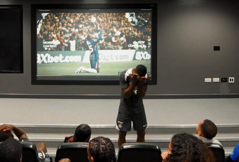 (VIDEO) Emotivo homenaje del Chelsea a Moisés Caicedo tras su renovación