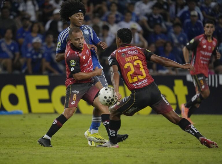 (VIDEO) EL CAPWELL SE PINTA DE ROJO Y NEGRO: Deportivo Cuenca superó a Emelec