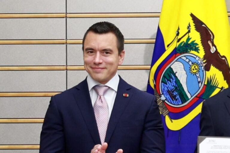 Noboa anuncia alivio en planillas de luz tras afectaciones por tormenta solar