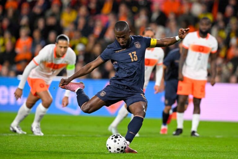 Enner Valencia sigue escalando entre los grandes goleadores de selecciones