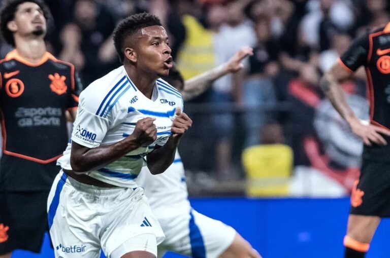 (VIDEO) LE ROMPIÓ EL ARCO: Kenny Arroyo anotó con Cruzeiro en la Copa de Brasil