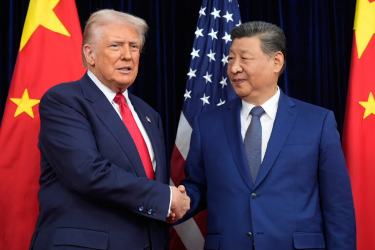 Trump aterriza en China para una visita marcada por tensiones globales