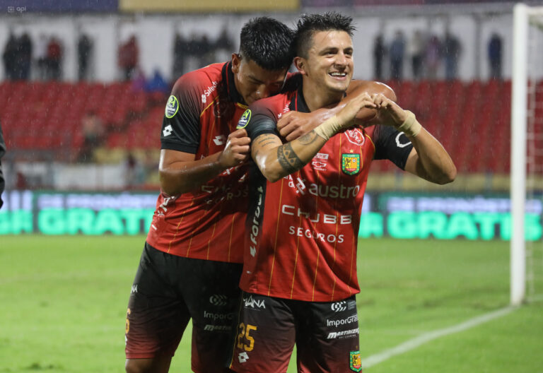 (VIDEO) PELEANDO EN LA PARTE ALTA: D. Cuenca superó al Delfín y escaló varias posiciones