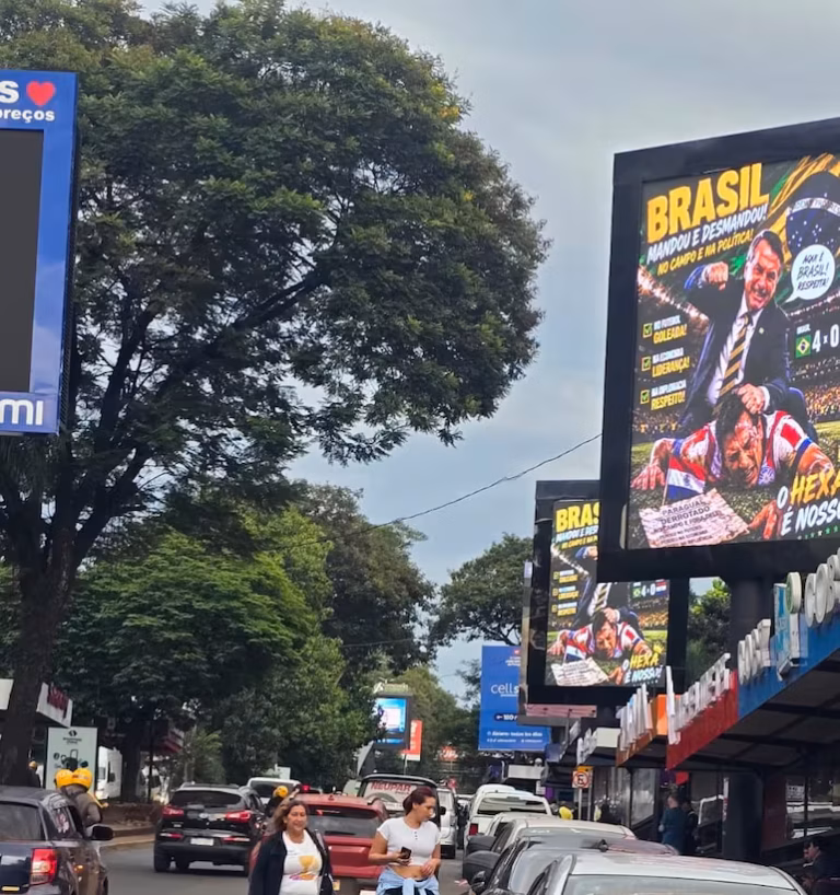 (VIDEO) FURIA EN LA FRONTERA: Hinchas paraguayos derriban carteles contra su selección