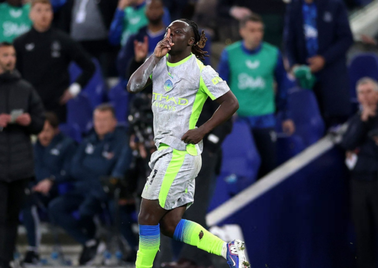 (VIDEO) Doku rescata al Manchester City, pero el Everton le dio “una mano” al Arsenal