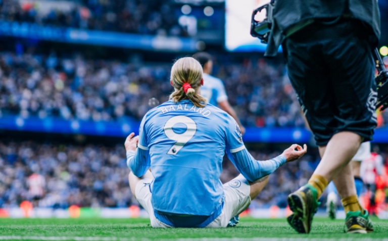 (VIDEO) Manchester City goleó y mantiene vivo el sueño de la Premier League