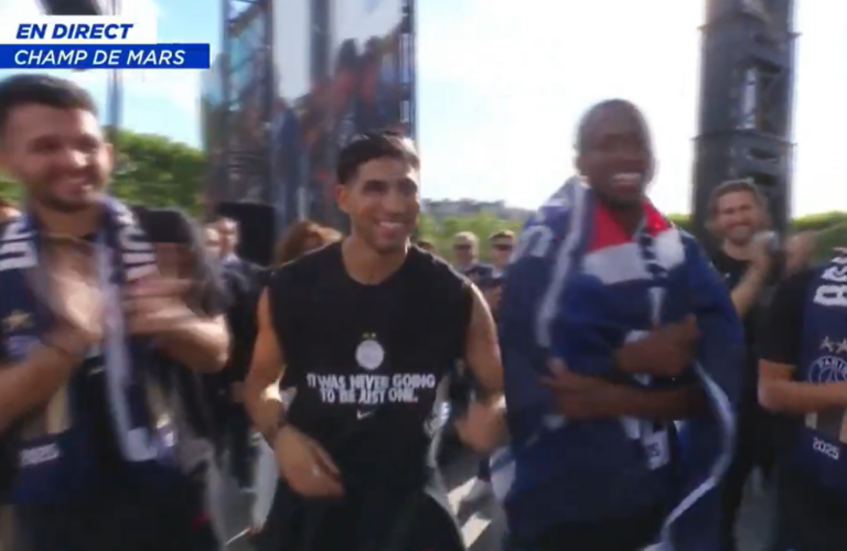 (VIDEO) Willian Pacho fue ovacionado por la afición del PSG en los festejos por la Champions League