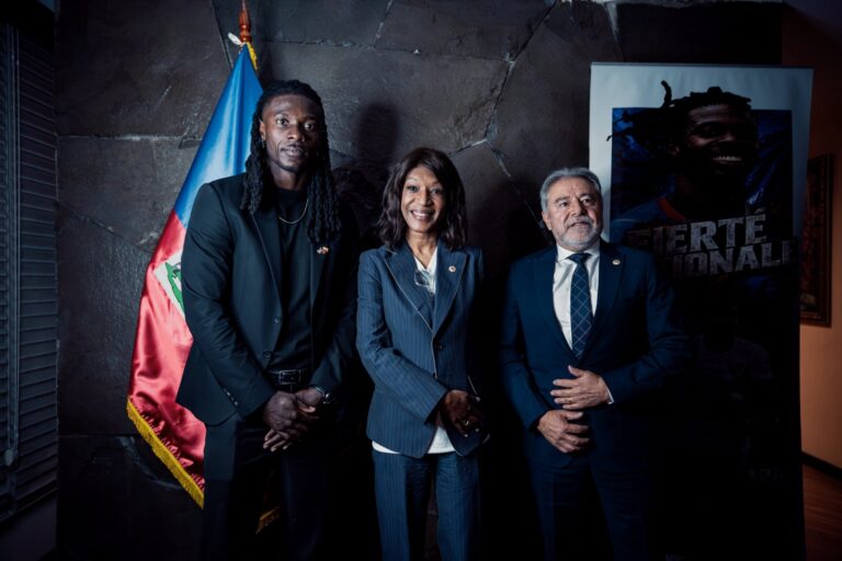 (FOTOS) Ricardo Adé fue reconocido por la Embajada de Haití