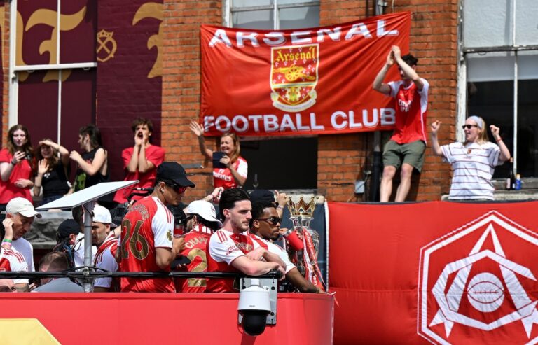(VIDEO) LONDON IS RED: Arsenal desfila por el título de la Premier League