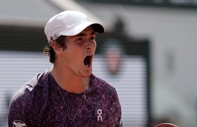 En un partidazo a cinco sets: Fonseca eliminó a Djokovic en Roland Garros