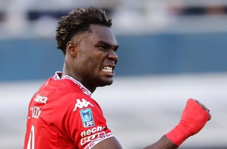 (VIDEO) Jordy Caicedo anotó con Huracán, pero el VAR intervino y lo anuló