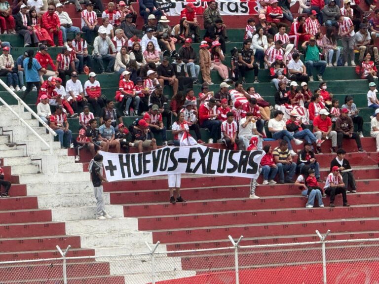 “+ huevos, – excusas”, hinchas de Técnico Universitario estallan contra la dirigencia en el Bellavista