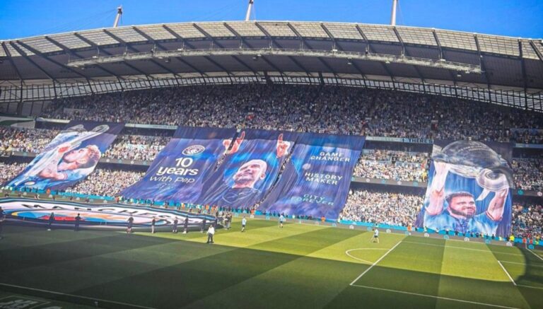 (VIDEO) El emotivo homenaje de los hinchas del City para Guardiola, Bernardo Silva y John Stones
