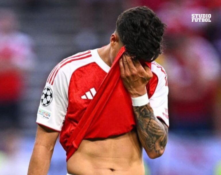 (VIDEO) Hincapié no pudo ocultar su tristeza al recibir la medalla de subcampeón de la Champions League