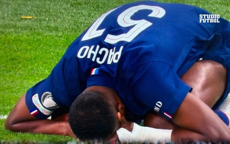 (VIDEO) De rodillas y llorando: El emotivo momento de Willian Pacho como bicampeón de Europa